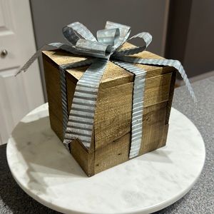 WOODEN CHRISTMAS GIFTBOX W/ SILVER METAL RIBBON/BOW